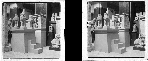70 - Musée du Caire : [Salle de sculptures avec de nombreux babouins]