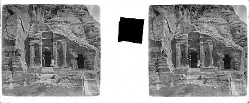 62 - 19-21 mai : Pétra. Tombe, fronton triangulaire coupé, quatre pilastres et deux colonnes engagées, porte mutilée, degrés