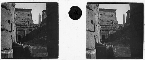 4 - Temple de Louqsor. Première cour et pylones (obélisque) de Ramsès II (19e degré), chapelle de Thoutmosis III (18e degré) (1501-1447)