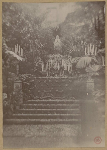 Autel avec statue de Marie dans un jardin