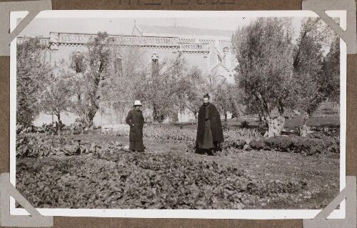 Jérusalem : Basilique et école du couvent Saint-Etienne. Dans le jardin