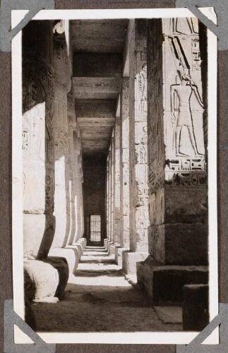 Medinet Habou : temple de Ramsès III, 2e cour. Colonnade ouest, direction Nord-Est