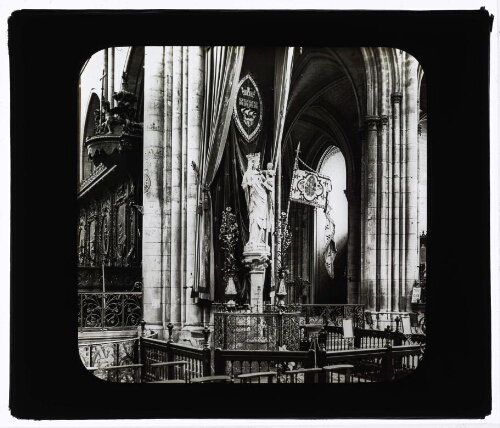 Paris : Notre-Dame, statue de Notre-Dame de Paris et bannière Jeanne d'Arc (S100 - 10230)