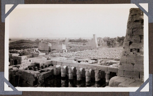 Karnak : Ruines du temple d'Amon. Vue prise du pylône I, direction Sud