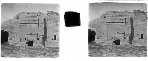 57 - 19-21 mai : Pétra. Tombe à escalier, corniche égyptienne, architrave grande moulure, façade deux pilastres