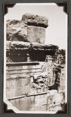 Baalbek : Intérieur du temple de Bacchus. Superstructures en dessus de la porte