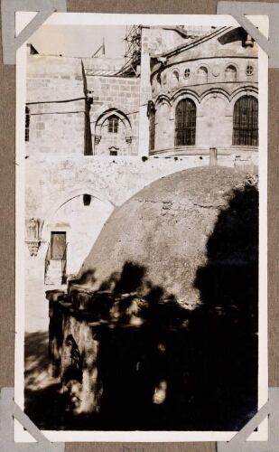 Jérusalem : Abside du Saint-Sépulcre et coupole de la chapelle de Sainte-Hélène : dans la cour de la colonie Abyssine