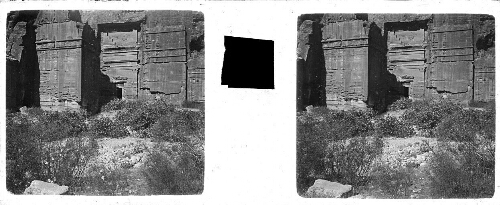 54 - 19-21 mai : Pétra. Tombe à escalier à grande moulure sur l’architrave, façade pilastres fortes, fronton triangulaire