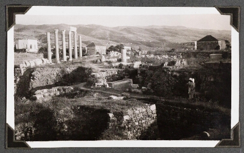 Byblos : Le rempart et la colonnade. Les fouilles fin 1931