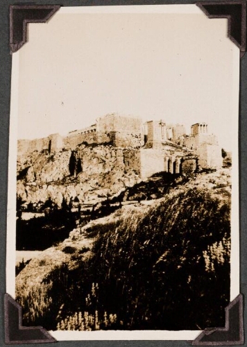 L'Acropole : Face Nord-Ouest ; vue du rocher de l'Aréopage