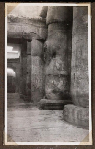Temple d'Abydos :  Les deux salles hypostyles vues de l'entrée