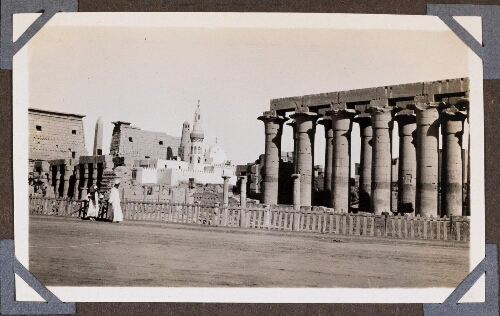 Temple de Louqsor : la partie Nord, vue de l'Ouest ( avenue de procession, cour de Ramsès II, pylônes)