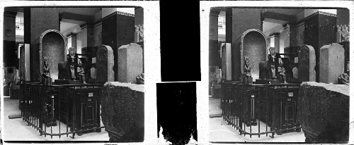 [73] - Musée du Caire : [La déesse Hathor entre Isis et Osiris]