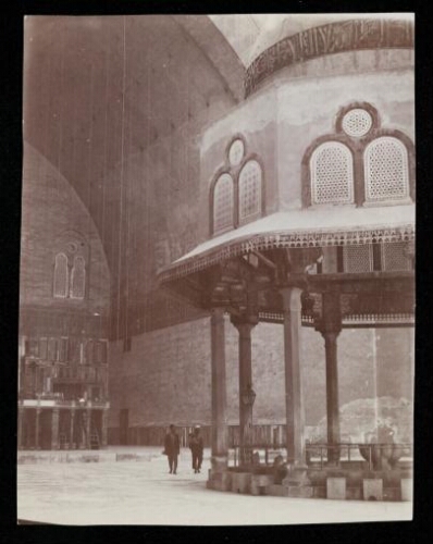 [Le Caire : mosquée du Sultan Hassan, fontaine aux ablutions]