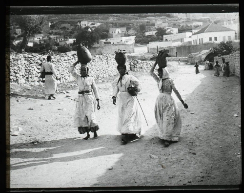 Galilée. Nazareth. Femmes allant à la fontaine