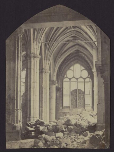 [Paris : Église St-Gervais ou le Palais de Justice bombardé en 1871]