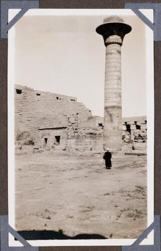 Karnak : Grande cour avec la colonne de Taharqa